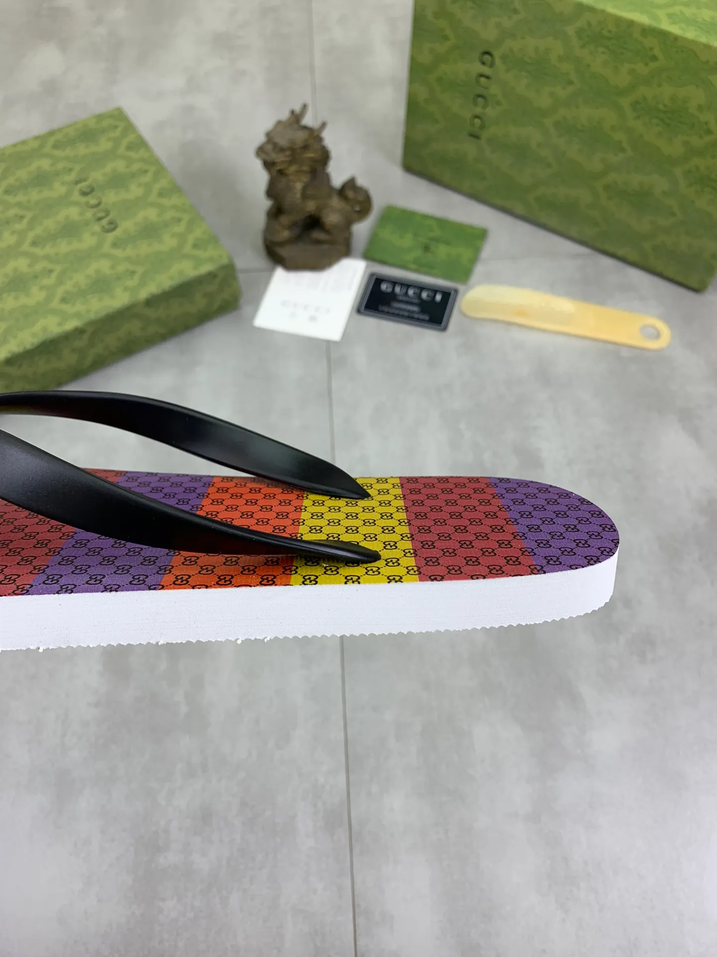 Men's men's shoes 💰P220💰【New style】🆘【GUCCI】Official website's popular Gucci adult couple 🧑‍🤝‍🧑 style, children's flip-flops are on sale at the counter simultaneously! Original fabric imported from Italy. Original bottom provided by the original factory. Size: Adult 36-45. Children’s size: 30-37. Multiple colors available.